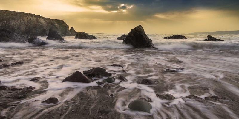 如何通过恩尼斯钣金的定制化机箱机柜，实现数据中心设备集成度与维护便利性的双重提升