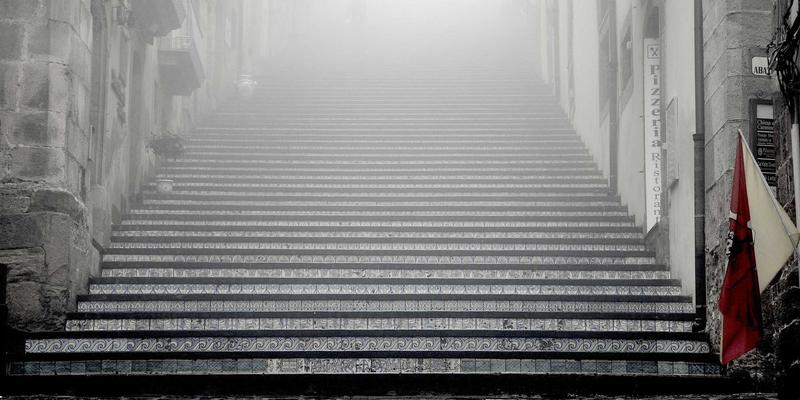 恩尼斯钣金如何通过机器人折弯单元革新金属加工，实现定制金属件的高效与高一致性生产