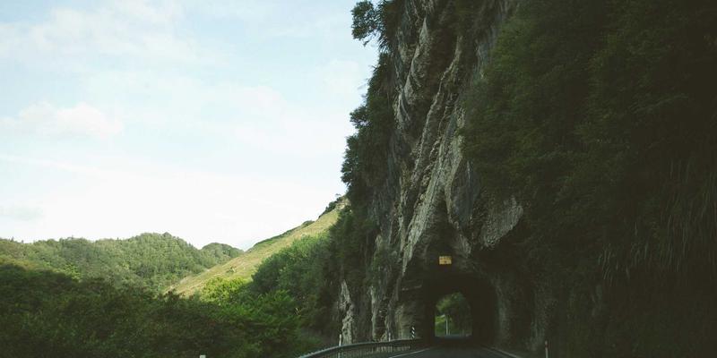 精密钣金加工如何攻克医疗器械外壳的生物相容性与洁净度挑战