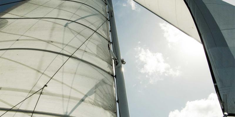 钣金加工与焊接服务如何助力轨道交通内饰安全与轻量化——恩尼斯的实践之道